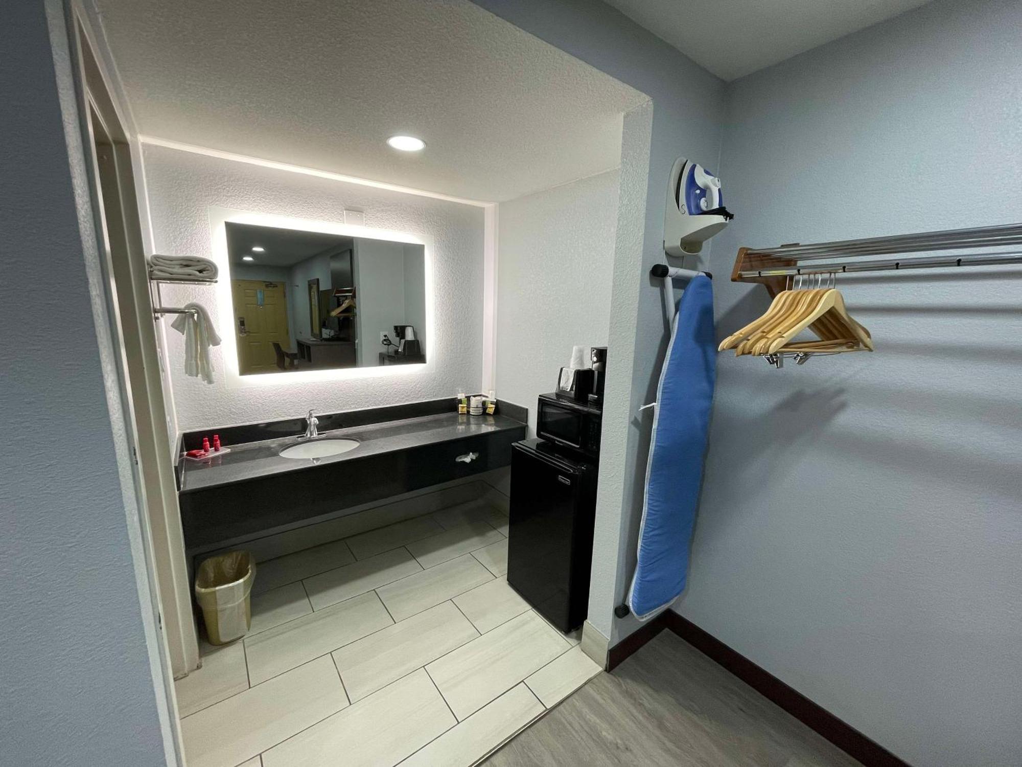 Surestay Hotel By Best Western צ'יילדרס מראה חיצוני תמונה
